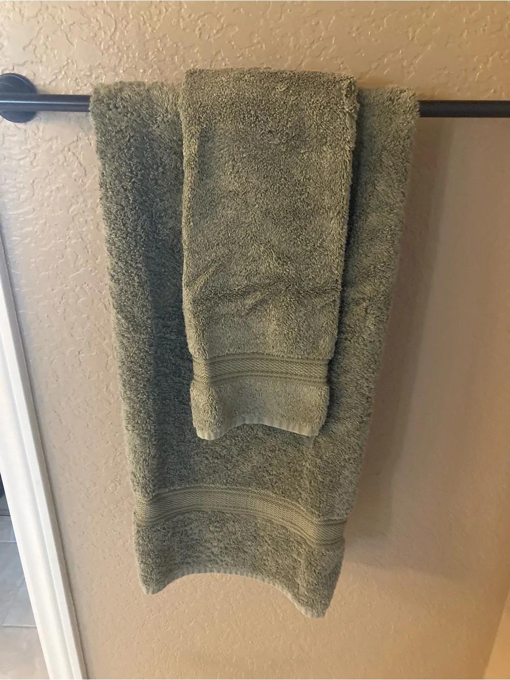2 Croscill towels, 3 hand towels and 1 bath mat.